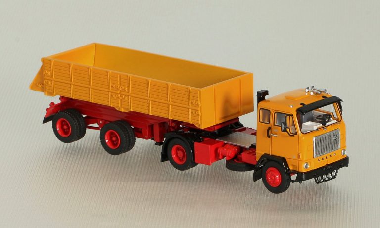 Volvo F88-260/312 truck tractor with three-way dump truck semi-trailer Heuser