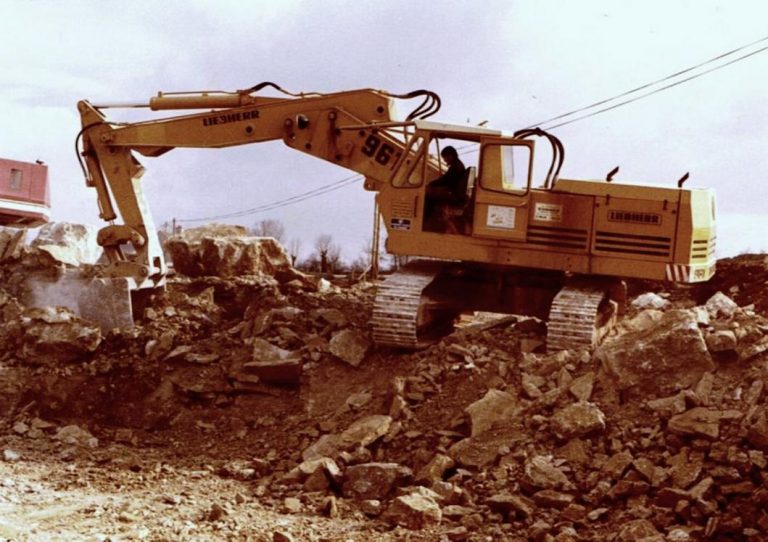 Liebherr R 965 career hydraulic crawler excavator
