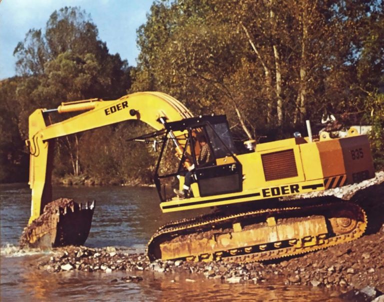 Eder R835 crawler hydraulic excavator