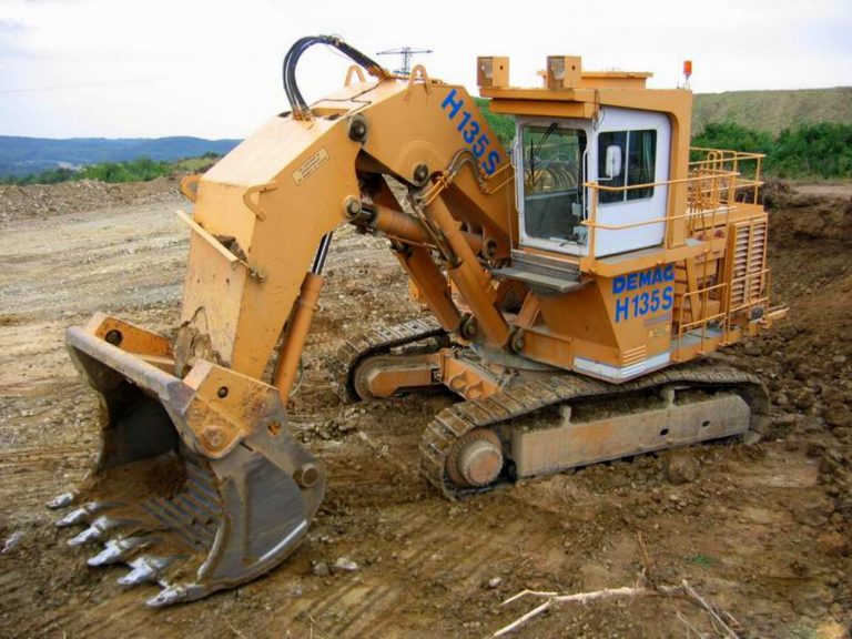 DEMAG H135S crawler hydraulic mining shovel