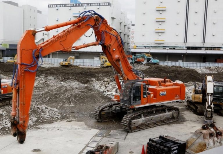 Hitachi ZAXIS 1000 K-3 US, ZX 870 LCH-3 EU crawler hydraulic excavator with tongs for demolition Okada Crusher
