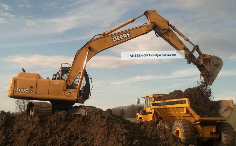 John Deere 200C LC crawler hydraulic excavator