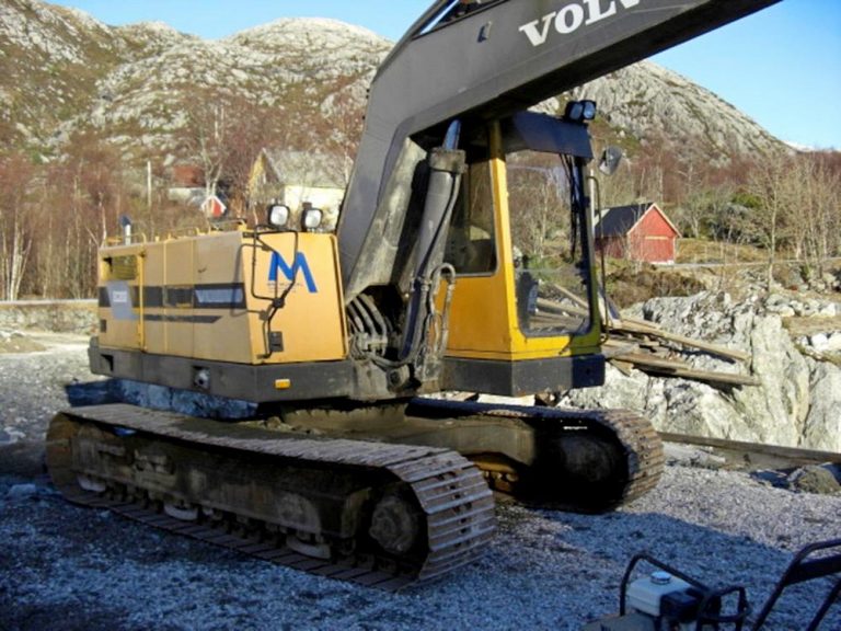 Akerman Volvo EC200 crawler hydraulic excavator