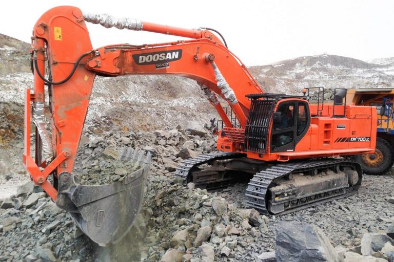 Doosan DX 700 LCA crawler hydraulic excavator