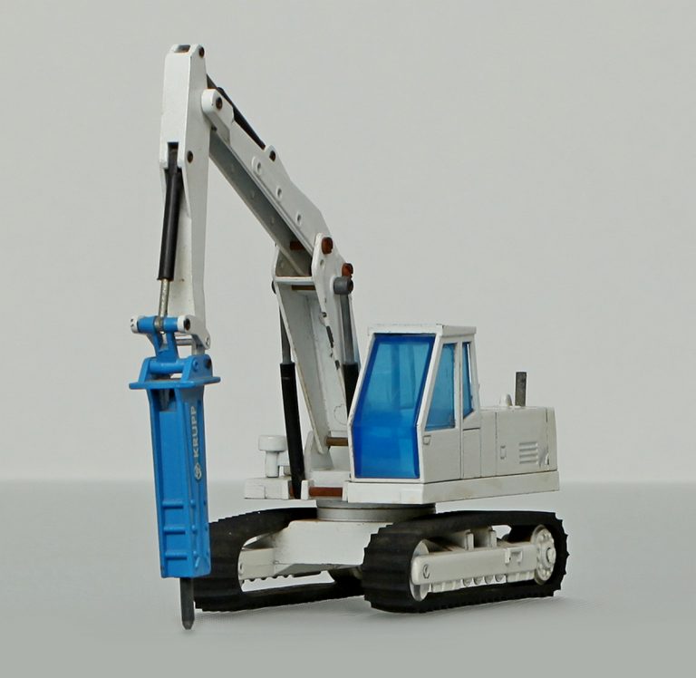 Eder R835 crawler hydraulic excavator with hydraulic hammer Krupp HM600C