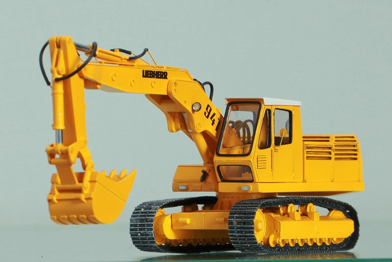 Liebherr R 941 crawler hydraulic excavator