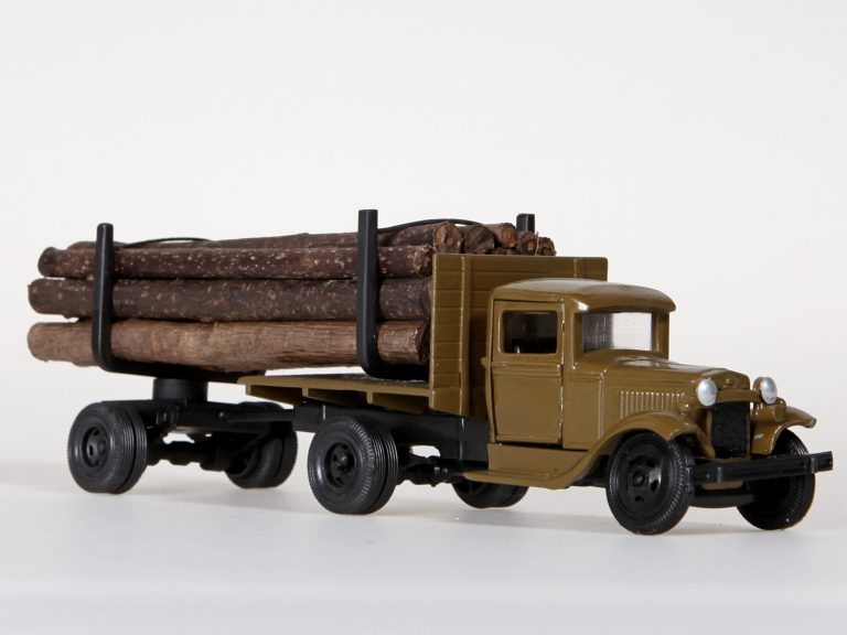 Автопоезд для перевозки длинномерных грузов из тягача ГАЗ-АА/ММ с прицепом-роспуском ПО-1,5