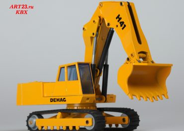 DEMAG H41 crawler hydraulic mining shovel