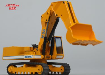 DEMAG H55 crawler hydraulic mining shovel
