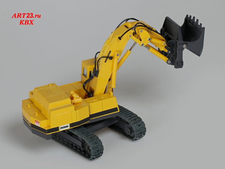 Komatsu PC 650-2 crawler hydraulic mining shovel