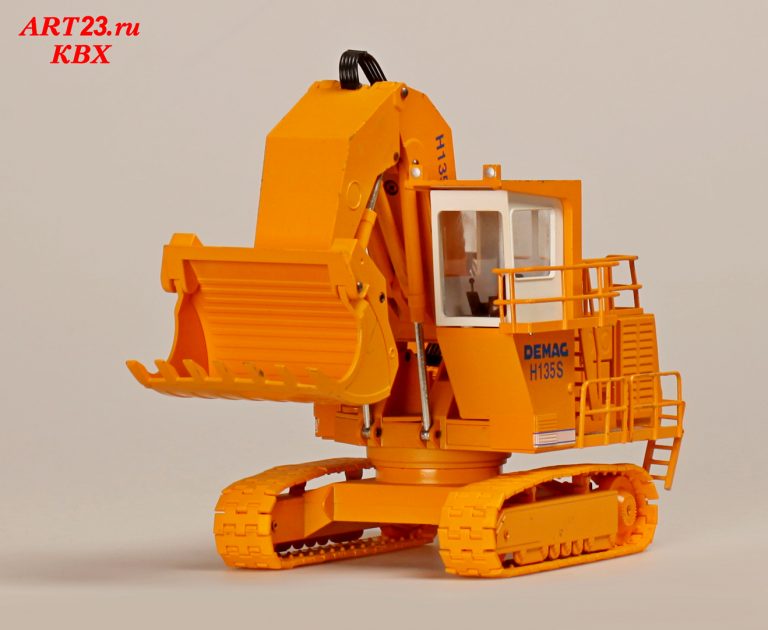 DEMAG H135S crawler hydraulic mining shovel