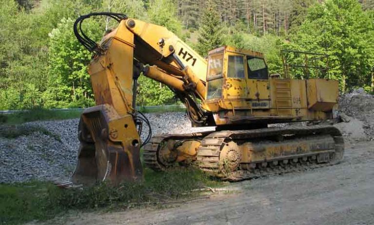 DEMAG H71 crawler hydraulic mining shovel