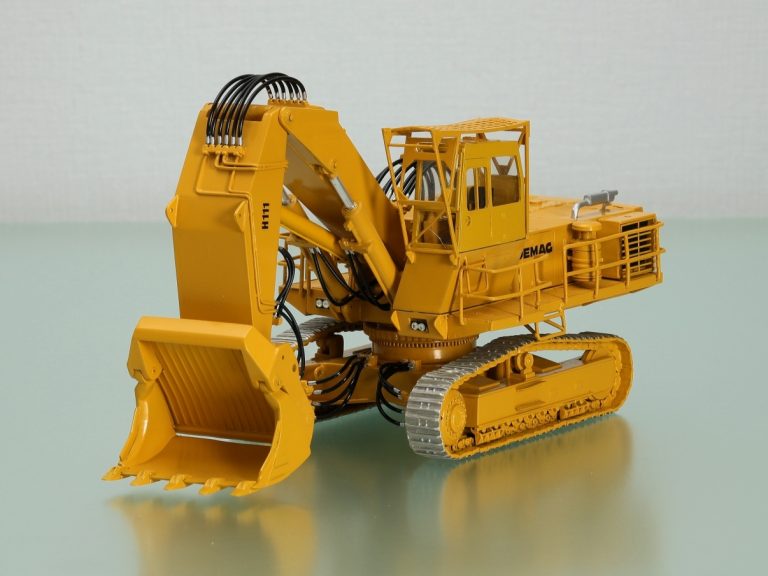Demag H 111 crawler hydraulic mining shovel