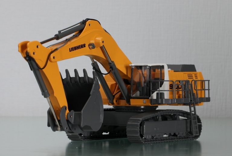Liebherr R 9100 career crawler hydraulic excavator