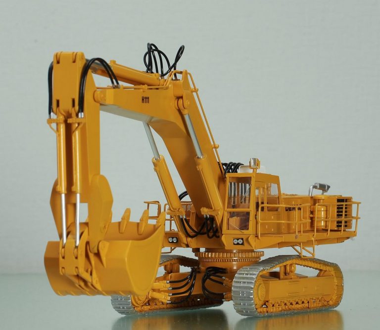 DEMAG H111 crawler hydraulic mining shovel
