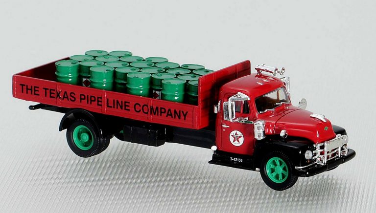 Diamond T 620 «Texas Pipeline Co.» dropside with oil drums