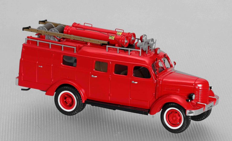 СО (150) пожарный автомобиль службы связи и освещения для доставки к месту пожара личного состава и оборудования на шасси ЗиС-150