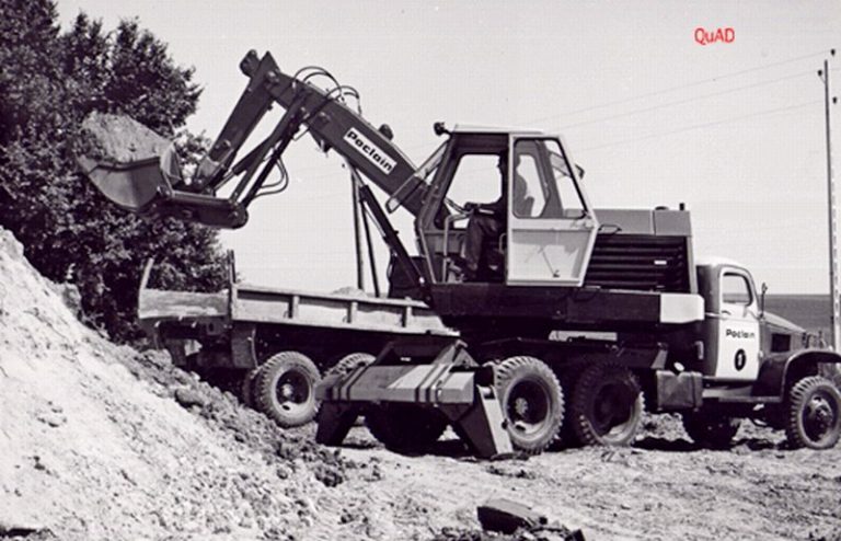Poclain TP 30 hydraulic excavator
