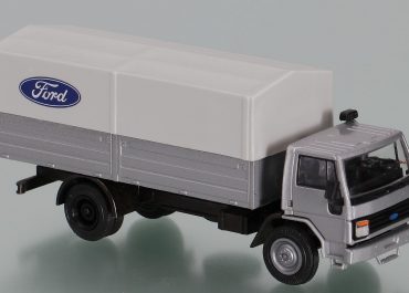 Ford Cargo flatbed medium-duty truck