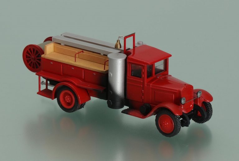 Пожарный газогенераторный автонасос-линейка с рукавной катушкой на шасси ЗиС-5