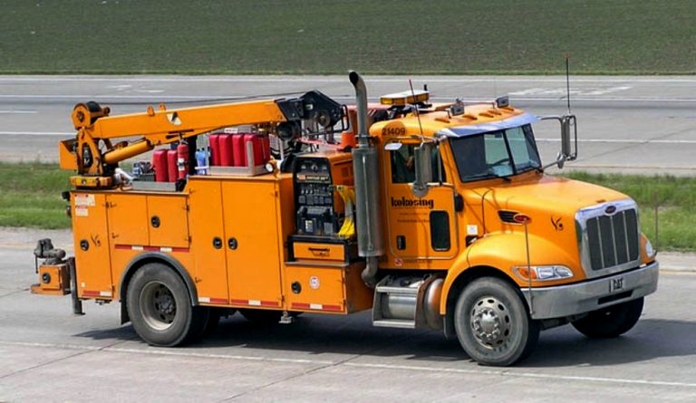 Peterbilt 335 «Kokosing» mechanik truck with crane IMT 5120