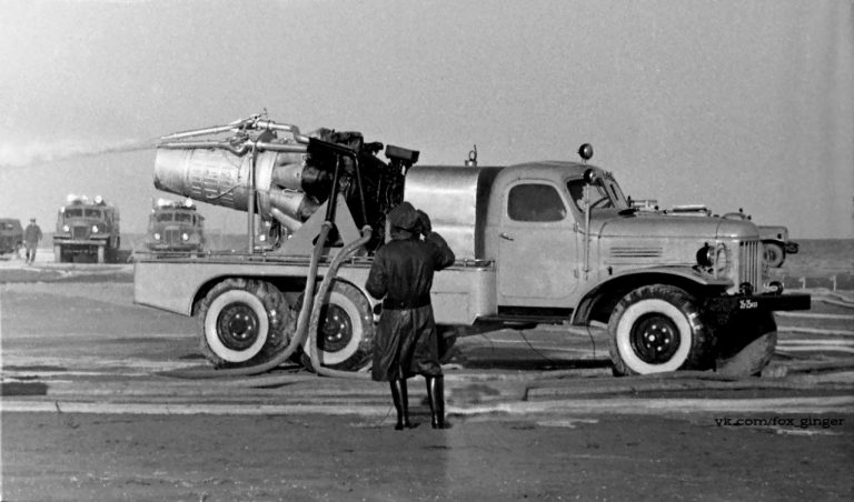АГВТ-100 (157) опытный автомобиль газоводяного тушения для тушения газо-нефтянных фонтанов на шасси ЗиЛ-157К, ТРД ВК-1 от МиГ-15