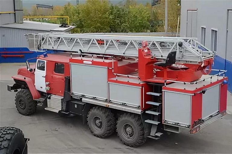 АЦЛ-4,0-50-24(4320) пожарная автоцистерна с лестницей с люлькой на шасси Урал-4320
