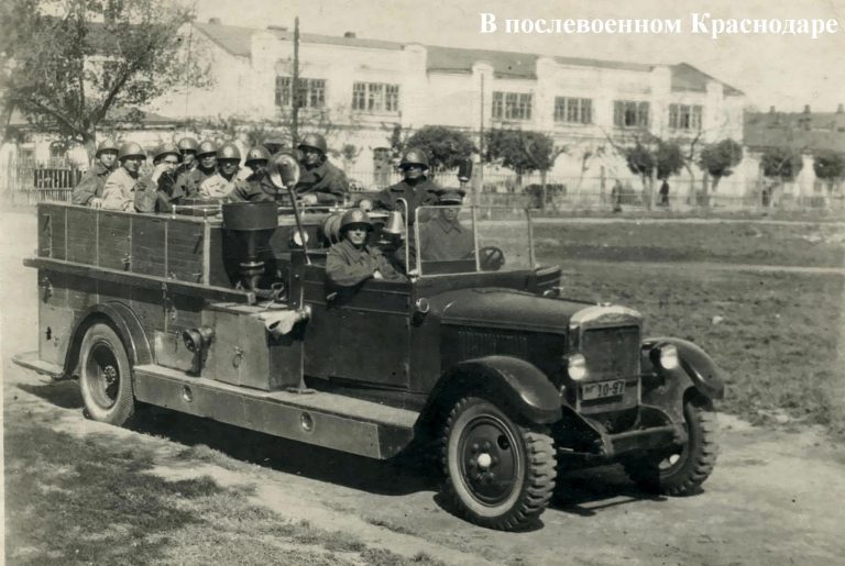 Пожарный автонасос с внутренней продольной посадкой открытого типа на шасси АМО-4
