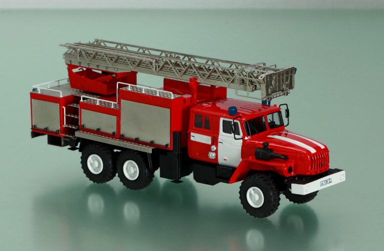 АЦЛ-4,0-50-24(4320) пожарная автоцистерна с лестницей с люлькой на шасси Урал-4320