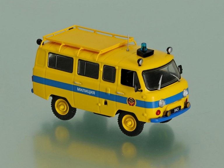 УАЗ–452В 4-дверный микроавтобус с партикаблем для различных служб милиции на базе фургона УАЗ-452