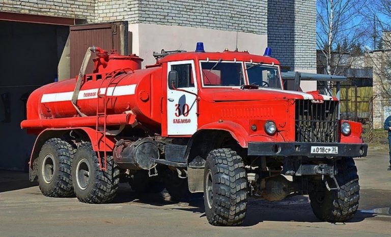АЦ-8,5(255Б) автоцистерна для заправки светлыми нефтепродуктами пожарной техники на шасси КрАЗ-255Б1