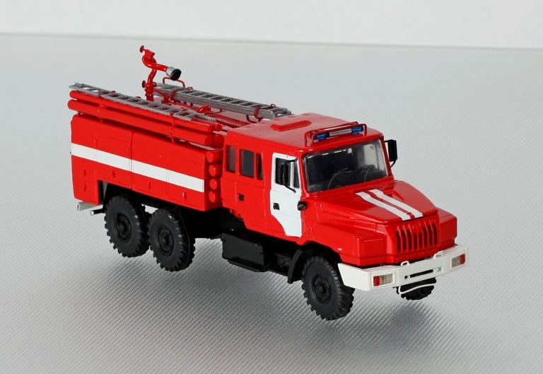 АЦ-6.0-100 (4320) пожарная автоцистерна с насосом Esteri-6000 в заднем отсеке на шасси Урал-4320-1951-48