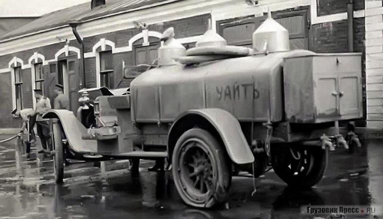 Пожарная автоцистерна начала 20-го века с рукавной катушкой на не определенном шасси