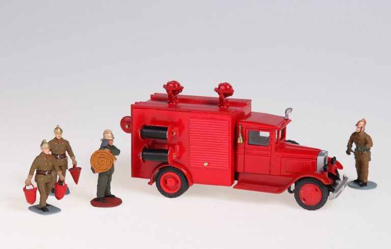 Пожарный автомобиль компрессорно-прожекторный или осветительной службы на шасси ЗиС-5 с кузовом типа фургон