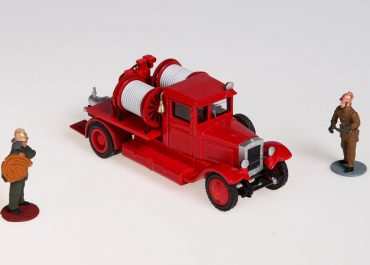 Пожарный автомобиль с водяным насосом, воздушным компрессором и двумя рукавными катушками шасси ЗиС-5