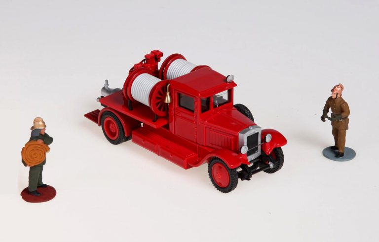 Пожарный автомобиль с водяным насосом, воздушным компрессором и двумя рукавными катушками шасси ЗиС-5