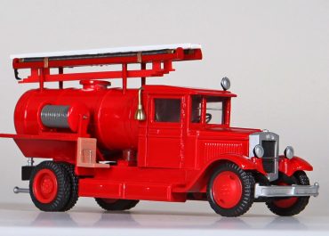 Пожарная автоцистерна с насосом и рукавными катушками на шасси ЗиС-5