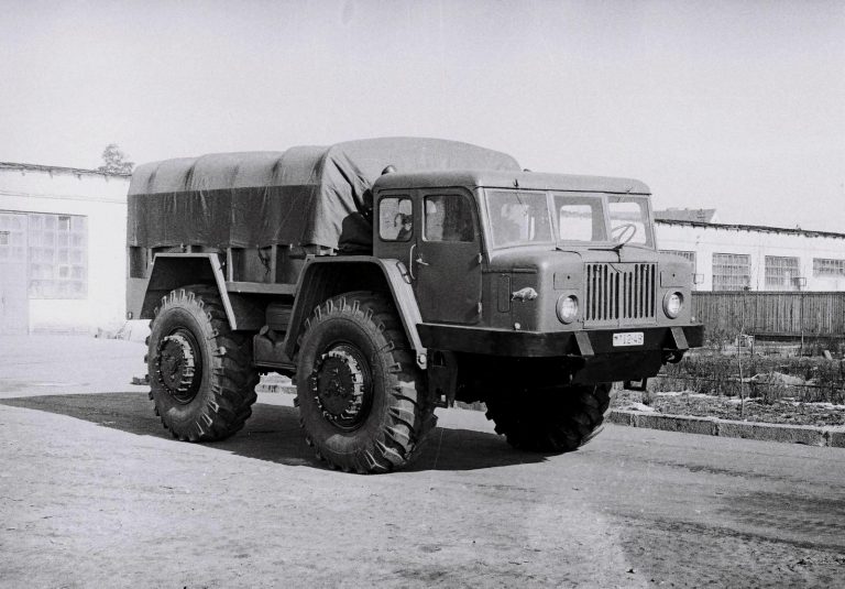 МАЗ-532 4х4 экспериментальный средний артиллерийский тягач