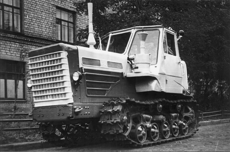 ДТ-125 опытный гусеничный трактор общего назначения третьего тягового класса на агрегатах колесного Т-125