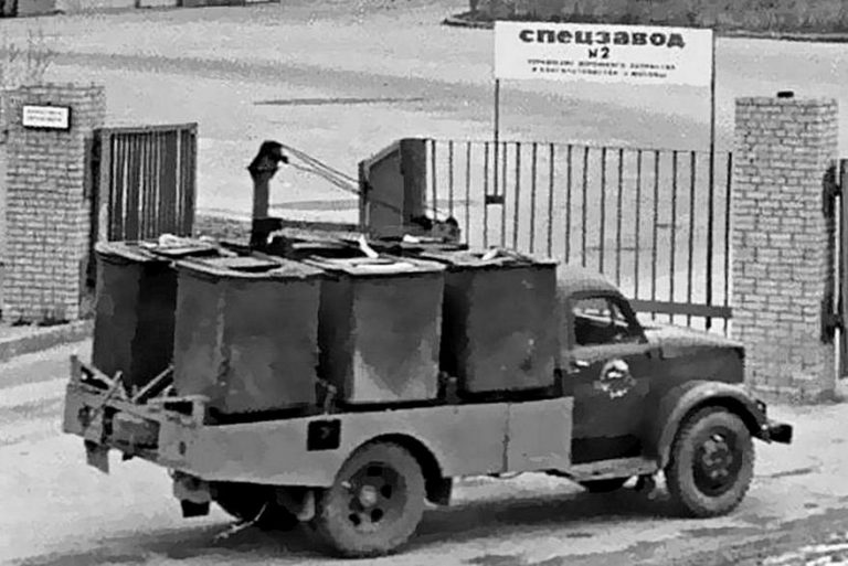 КММ-2 контейнерный мусоровоз с гидроприводным краном-укосиной  на шасси ГАЗ-51Д