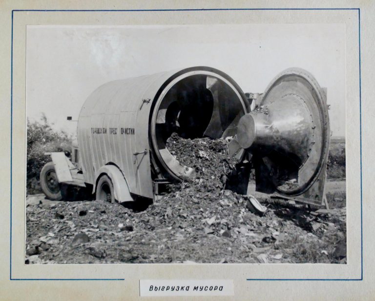 МВ-10 мусоровоз с вращающимся цилиндрическим барабаном с внутренней спиралью для подачи мусора на шасси ЗиС-5В