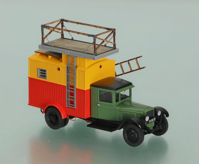 Автомобиль-подъемник шахтного типа, автовышка с ручным приводом на шасси ЗиС-5