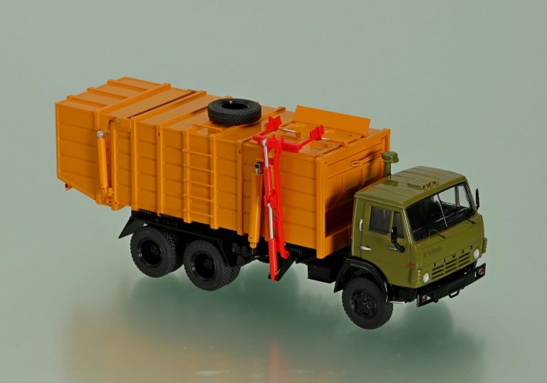 КО-415А мусоровоз с боковой загрузкой и самосвальной задней выгрузкой грузоподъемностью  9.1 тонн на шасси КамАЗ-53213