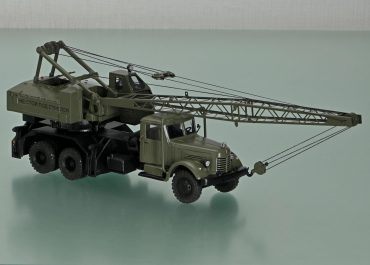 К-104 дизель-электрический автокран грузоподъемностью до 10 тонн с решетчатой стрелой длиной от 10 до 18 м на базе ЯАЗ-210