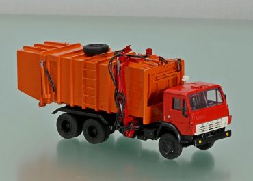 КО-415 мусоровоз с боковой загрузкой и самосвальной задней выгрузкой грузоподъемностью  9.1 тонн на шасси КамАЗ-53213