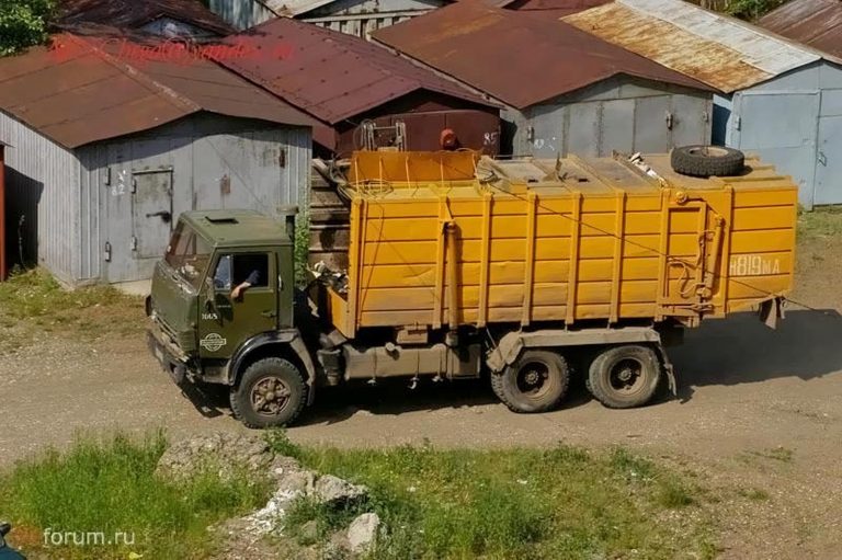 КО-415А мусоровоз с боковой загрузкой и самосвальной задней выгрузкой грузоподъемностью  9.1 тонн на шасси КамАЗ-53213