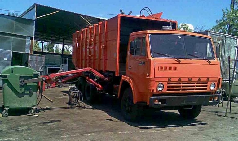 КО-415 мусоровоз с боковой загрузкой и самосвальной задней выгрузкой грузоподъемностью  9.1 тонн на шасси КамАЗ-53213