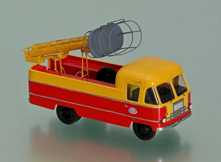 ТВ-5 опытная телескопическая автовышка с механическим тросово-блочным приводом на базе фургона ГЗТМ АВП-51