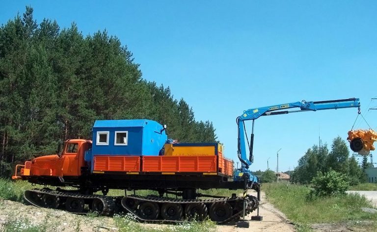 ТС-2 4-гусеничный снегоболотоходный транспортер с оборудованием АНРВ и КМУ ИМ-50 для наземного ремонта водопроводов на базе Урал-5920
