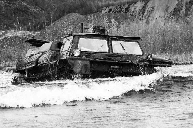 ГАЗ-71, он же ГТ-СМ гусеничный транспортёр-снегоболотоход модернизированный для перевозки людей и грузов в условиях тяжелого бездорожья